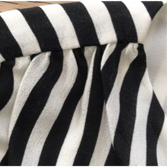 Alice + Olivia Alba cross front blouse size medium - Picture 4 of 7